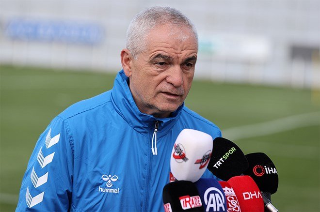 847616ff13774d98871354005fb4370f Rıza Çalımbay, Fenerbahçe maçı öncesi kötü haberi verdi  - 3. Foto