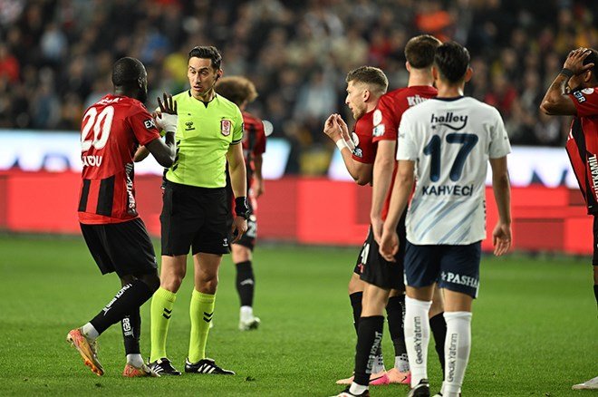 Maxim'den penaltı isyanı: "Bu şekilde penaltılar verilmiyor"  - 4. Foto