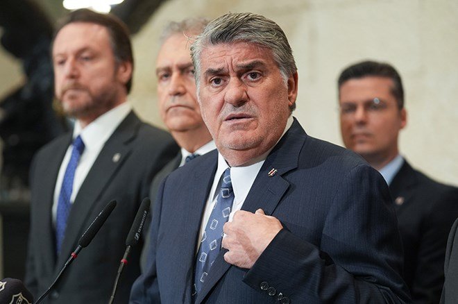 CANLI | Serdal Adalı'dan olaylı divan sözleri: "Hasan Arat hazır gelmiş"  - 8. Foto