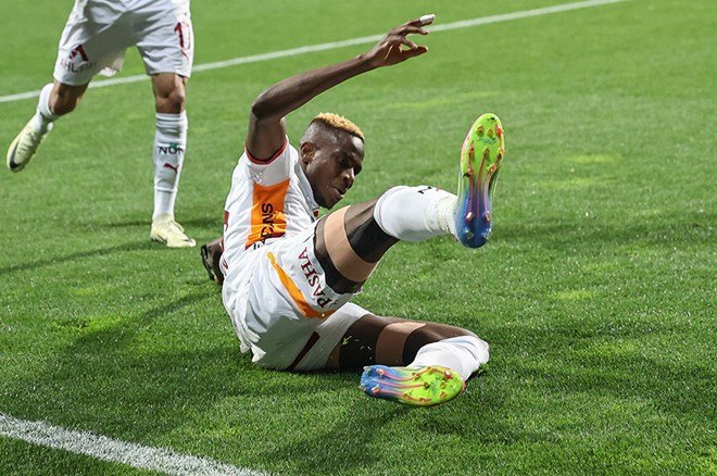 Victor Osimhen'e gelen teklifi duyurdular: 75 milyon Euro'yu ödemeye hazırlar  - 6. Foto