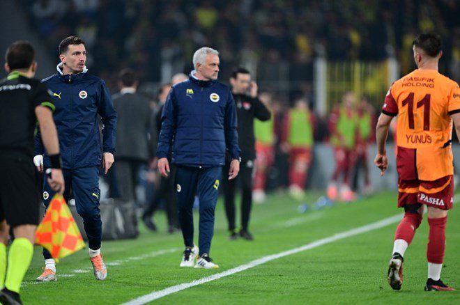 bea3a03bf328444ea4a1577f02294e4a-1 "Okan Buruk, Mourinho'yu yine imha etti" | Spor yazarları Fenerbahçe-Galatasaray derbisi için ne dedi?  - 6. Foto