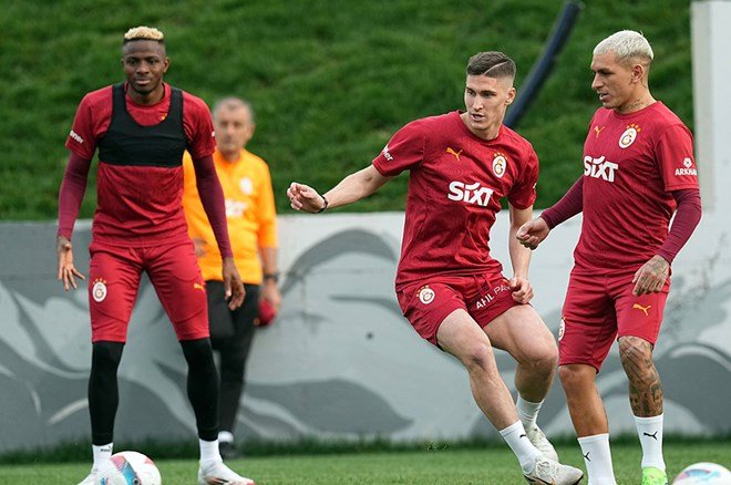 Galatasaray'da yol ayrımı: Okan Buruk satışına onay verdi  - 2. Foto