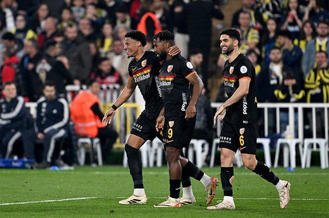 c139d494fb0e4b33bd289db58795d4b0 "Mourinho, Fenerbahçe’yi bitirdi" | Spor yazarları Fenerbahçe için ne dedi? - 5. Foto