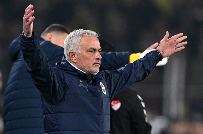 c74789fd868c45c28869b3a85ddb83ff-1 "Okan Buruk, Mourinho'yu yine imha etti" | Spor yazarları Fenerbahçe-Galatasaray derbisi için ne dedi?  - 2. Foto