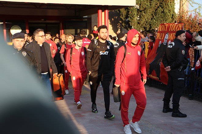 cf9aa0e8278b4b7b89f5559eb66a3062 Mourinho'ya pankartlı gönderme: Okan Buruk'la birlikte poz verdiler - 4. Foto