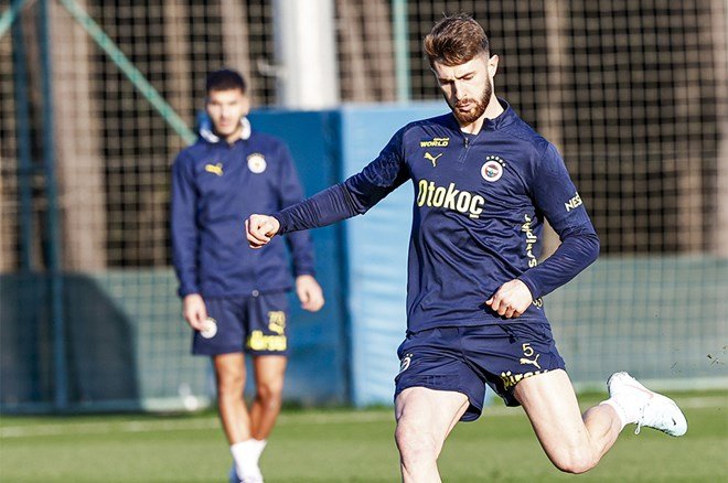 cfaaa7d574eb44d49722a500ba3aeace "Kulaktan dolma haber değil" diyen Şansal Büyüka, Benfica'nın istediği Fenerbahçeli futbolcuyu duyurdu  - 5. Foto