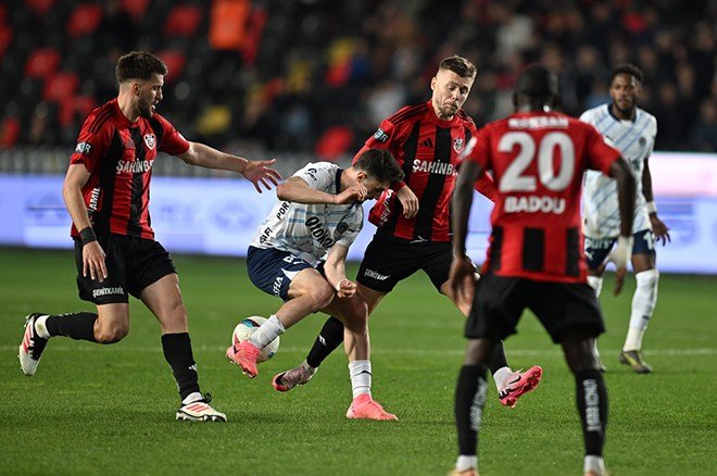 d43bba23c5774ce8a3c9c398b41df135-1 3 penaltı, 2 gol, 1 kırmızı kart: Trio, Fenerbahçe maçındaki tartışmaları noktaladı - 2. Foto