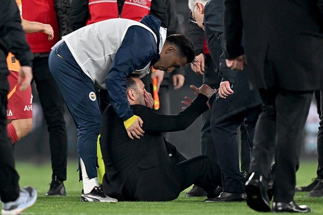 d4722ad0d2d34f64849e9dbe76189988-1 "Okan Buruk, Mourinho'yu yine imha etti" | Spor yazarları Fenerbahçe-Galatasaray derbisi için ne dedi?  - 7. Foto