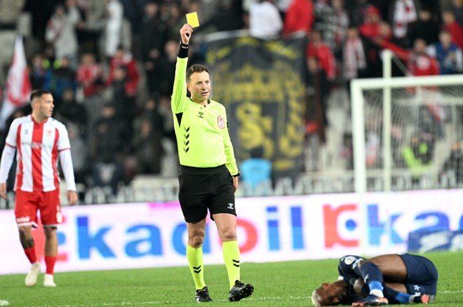 d5652120e9e94afdb855f382ace5cedd-1 Trio'da Sivasspor-Fenerbahçe maçına damga vuran pozisyon tartışılmadı bile: "Açık, bariz, net..." - 5. Foto