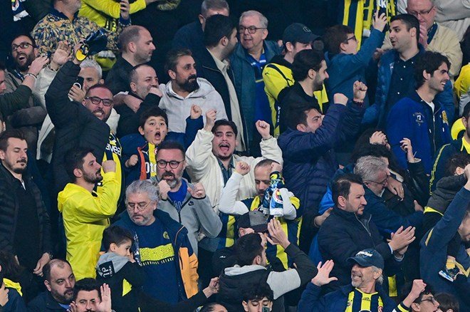 dbb6ffa4fd3e4501a86cf27d44eb9f22-1 Fenerbahçe-Kayserispor maçı sonrası tribünler karıştı: Polis müdahalesi geldi - 5. Foto