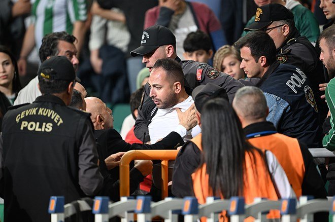 Konya'da tribünlerde gerginlik  - 7. Foto