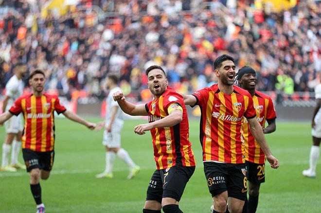 Burak Yılmaz'ı çıldırtan "Fenerbahçe" iması: "Nasıl konuşuyorsun lan sen!"   - 2. Foto