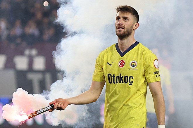 e94d34b907b04bdd813492394440d721-1 "Kulaktan dolma haber değil" diyen Şansal Büyüka, Benfica'nın istediği Fenerbahçeli futbolcuyu duyurdu  - 4. Foto