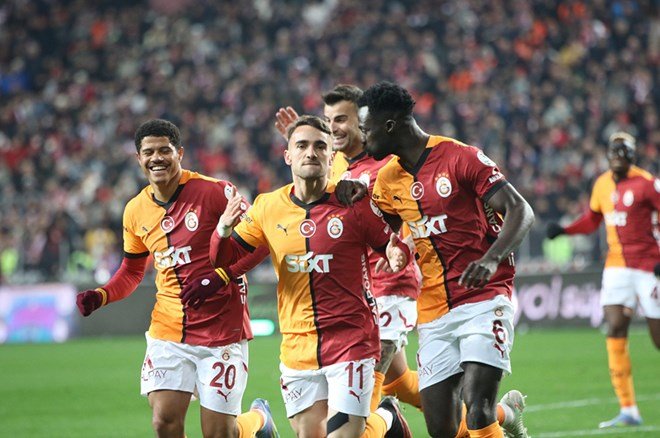 f08a2d0824bf42da8e52ed9f4c48fce1 İlker Yağcıoğlu Galatasaray'dan 3 isim saydı: "Hepimiz aynı şeyi söyledik" - 6. Foto