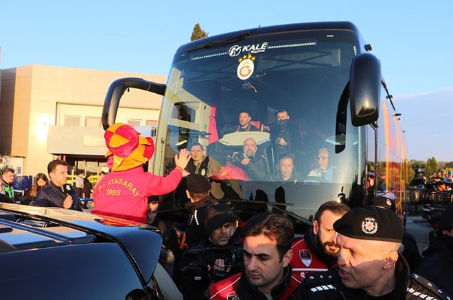 f28378cabb2c458cbfaf8637a79b9c2a Mourinho'ya pankartlı gönderme: Okan Buruk'la birlikte poz verdiler - 5. Foto