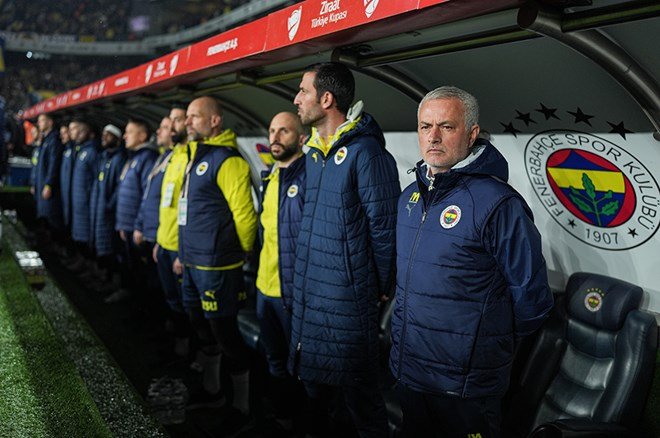 fcf4133da36b40b79b08588dc2e5e0af "Okan Buruk, Mourinho'yu yine imha etti" | Spor yazarları Fenerbahçe-Galatasaray derbisi için ne dedi?  - 5. Foto