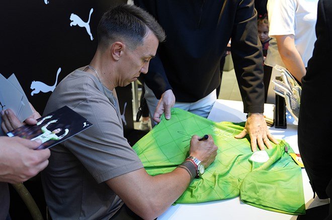 02287edcf8a3418aa18dd00b2f775ed5 Muslera'nın imza gününde olay: Bir anda tansiyon yükseldi - 6. Foto