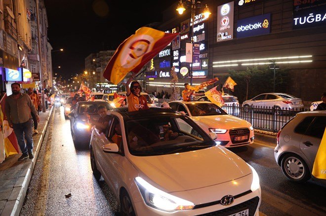 03858df244234e94bf2fa6e847779bd4 Galatasaraylı taraftarların şampiyonluk ve 5. yıldız kutlamalarından unutulmaz fotoğraflar  - 15. Foto