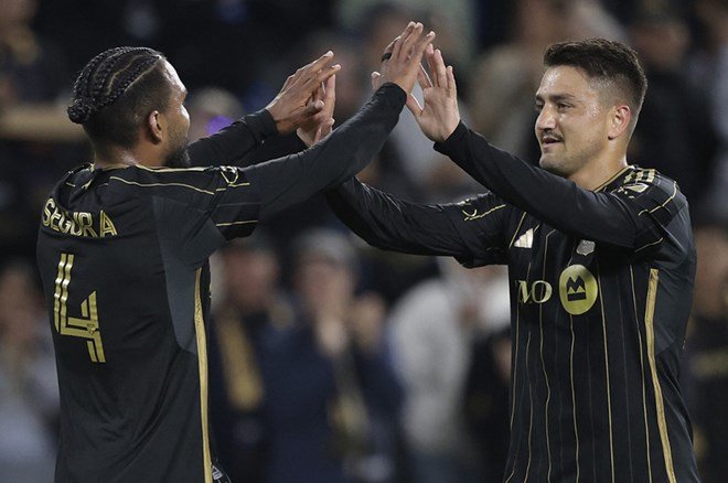 04a7b5c84abe4764b567843933a3ce21 ABD'de Cengiz Ünder şoku yaşattı: Yere çöken kaleci uzun süre ayağa kalkamadı - 2. Foto