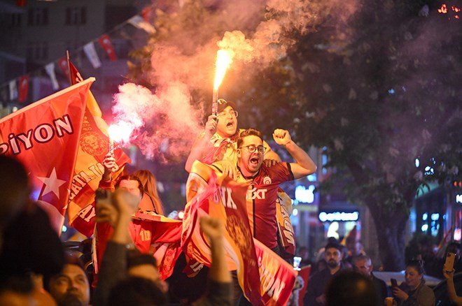 0cca5ac799984ad3b23bde29b26f4204 Galatasaraylı taraftarların şampiyonluk ve 5. yıldız kutlamalarından unutulmaz fotoğraflar  - 13. Foto