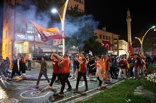 0f329a1e70cb49b3bf7f42035f07437d Galatasaraylı taraftarların şampiyonluk ve 5. yıldız kutlamalarından unutulmaz fotoğraflar  - 3. Foto