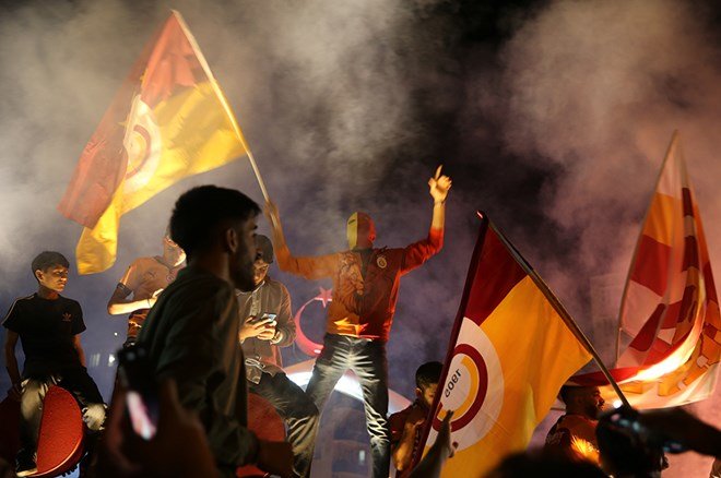 13c9f664bce34a2cb092d1727ffcbb3d Galatasaraylı taraftarların şampiyonluk ve 5. yıldız kutlamalarından unutulmaz fotoğraflar  - 8. Foto