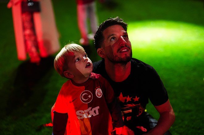 14b54f5a9e9a4b38b3d71f544940dfe5 Galatasaraylı futbolcular şampiyonluğu taraftarlarla kutladı - 12. Foto