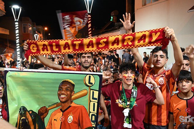 14c90f77aad142b0962426e95ec9f71e Galatasaraylı taraftarların şampiyonluk ve 5. yıldız kutlamalarından unutulmaz fotoğraflar  - 10. Foto