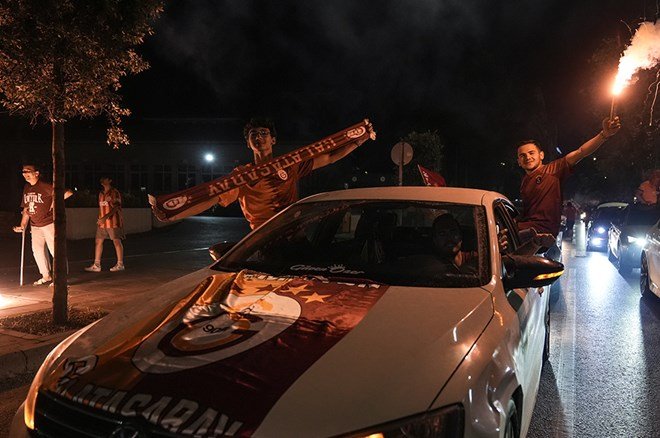 163b515ad66e4601be734777e060b169 Galatasaraylı taraftarların şampiyonluk ve 5. yıldız kutlamalarından unutulmaz fotoğraflar  - 24. Foto