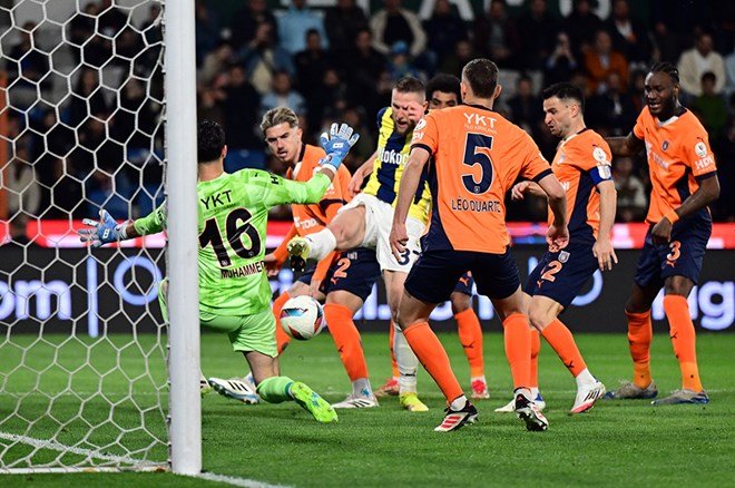 Trio'da Başakşehir-Fenerbahçe maçı için flaş penaltı ve kırmızı kart çıkışı: "Net, Yüzde yüz"  - 5. Foto