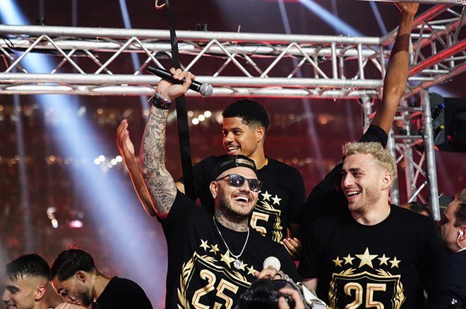 18b3e23c8ba34ed596ccf001bef6d919 Galatasaraylı futbolcular şampiyonluğu taraftarlarla kutladı - 16. Foto