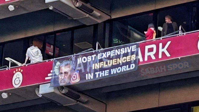 1a5a8e5b06eb41659c4af20fdf0802c5 Şampiyonluk maçında Galatasaray tribünlerinde Jose Mourinho pankartı - 4. Foto