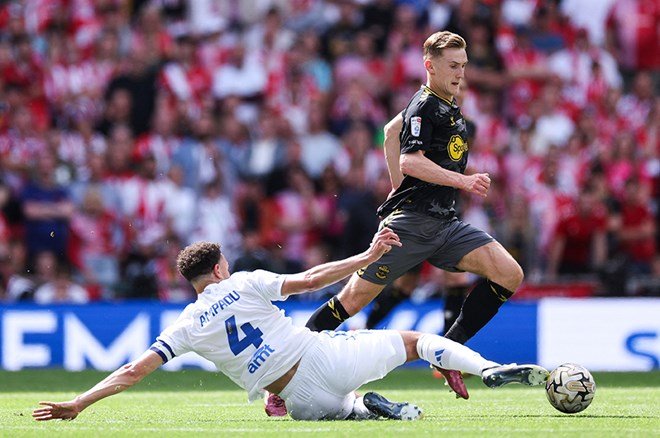 1f466249daea441f910834a1d84deefd Galatasaray formalı fotoğraf, Leeds'te krize yol açtı - 4. Foto