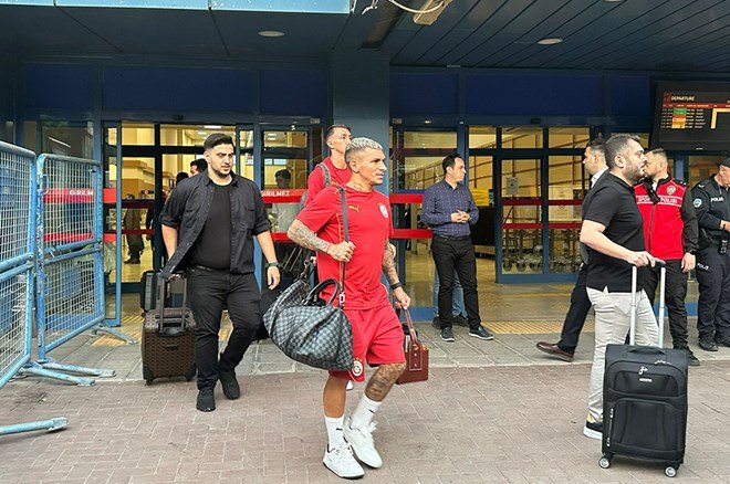 287f899c5e77484989ca605bc4f1c236 Galatasaray, Trabzon'da böyle karşılandı - 7. Foto