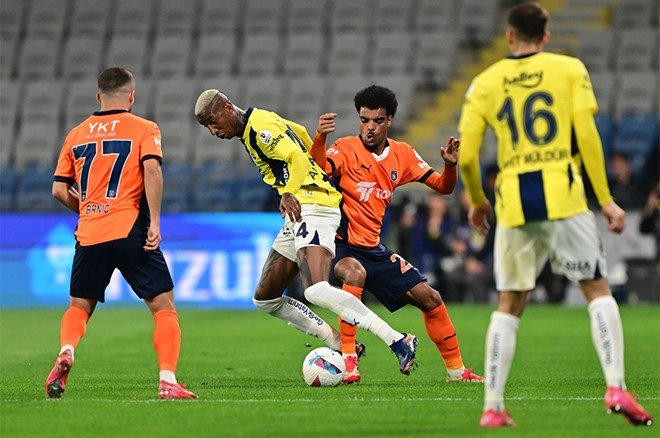 Trio'da Başakşehir-Fenerbahçe maçı için flaş penaltı ve kırmızı kart çıkışı: "Net, Yüzde yüz"  - 9. Foto