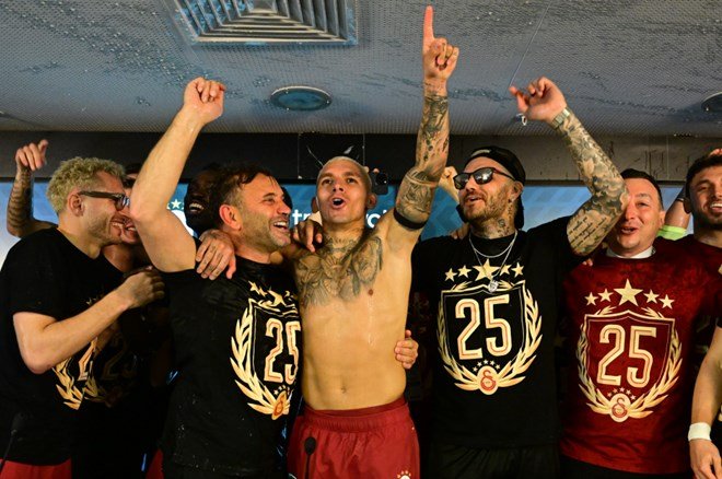 33a180cbd11f4a78b0394d7717de101a Osimhen'in sakatlığına tribündeki Icardi'den bomba tepki: Saniye saniye yayına yansıdı - 4. Foto