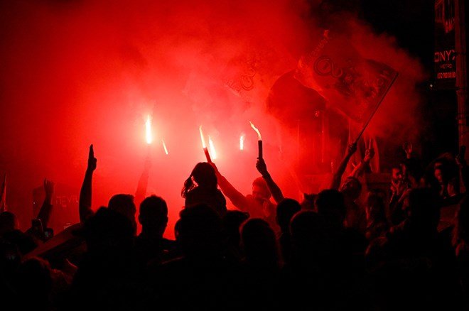 39d8046f44724f9f8fa522498dea887c Galatasaraylı taraftarların şampiyonluk ve 5. yıldız kutlamalarından unutulmaz fotoğraflar  - 4. Foto