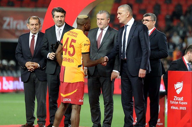 Seremonide İbrahim Hacıosmanoğlu'nun elini sıkmadı: Galatasaray'da Serhat Doğan'dan tepki  - 2. Foto