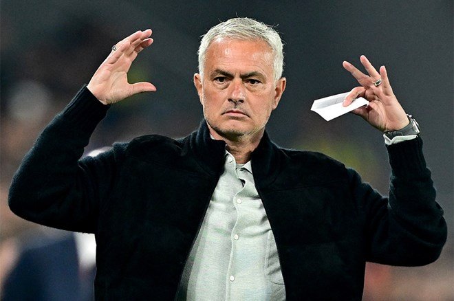 4047668b98c1454eaad6d4bd4eadd7bd-4 Mourinho'ya yayıncı kuruluşta herkesin konuştuğu olay tepki: "Umarım bu adamla..."  - 8. Foto