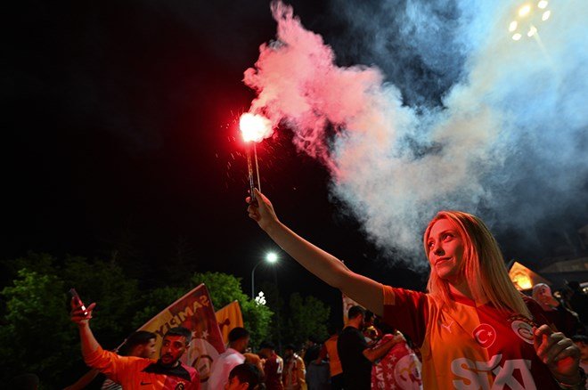 40fd3b0c8cf74d11aa6cdf4d0ddf9b35 Galatasaraylı taraftarların şampiyonluk ve 5. yıldız kutlamalarından unutulmaz fotoğraflar  - 32. Foto
