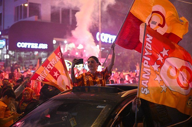 4649c9cf1cfd42e3bbad6f1bdd0f0732 Galatasaraylı taraftarların şampiyonluk ve 5. yıldız kutlamalarından unutulmaz fotoğraflar  - 22. Foto
