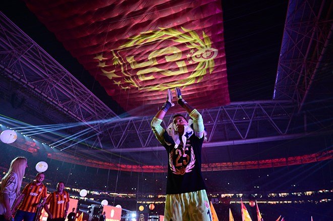 46deb38d45564cf0b52705cf74627c13 Galatasaraylı futbolcular şampiyonluğu taraftarlarla kutladı - 23. Foto
