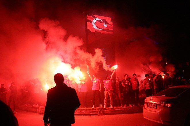 4d204396d0db47f687c7c6785ec10fb2 Galatasaraylı taraftarların şampiyonluk ve 5. yıldız kutlamalarından unutulmaz fotoğraflar  - 25. Foto