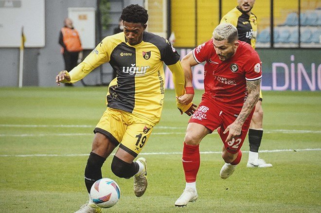 4f2c382dc59442ea9d65969bb9877376 Beşiktaş, sol açığını 1. Lig'den buldu: Menajeri teklifi resmen açıkladı - 2. Foto