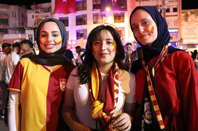 4faf002a32964689aacf0058854cfc48 Galatasaraylı taraftarların şampiyonluk ve 5. yıldız kutlamalarından unutulmaz fotoğraflar  - 14. Foto