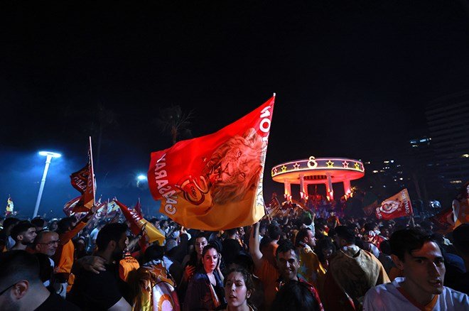 504375e550004a619e5e150464b46492 Galatasaraylı taraftarların şampiyonluk ve 5. yıldız kutlamalarından unutulmaz fotoğraflar  - 9. Foto