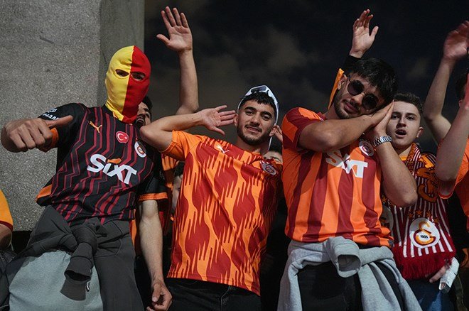 504fec8c457b46deacb59217269897fe Galatasaraylı taraftarların şampiyonluk ve 5. yıldız kutlamalarından unutulmaz fotoğraflar  - 43. Foto