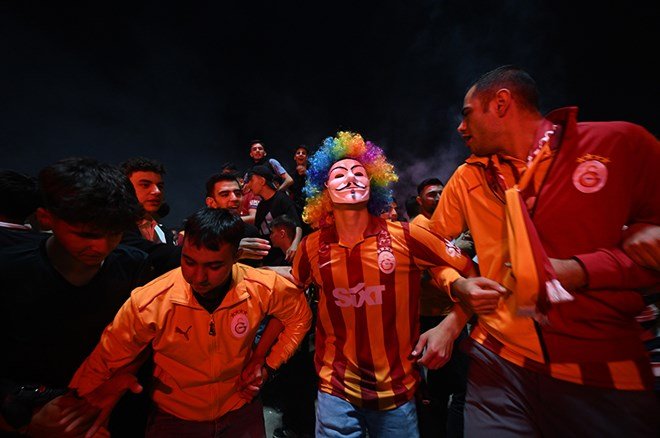 56148e047e614eb3a76efb38e80a99e4 Galatasaraylı taraftarların şampiyonluk ve 5. yıldız kutlamalarından unutulmaz fotoğraflar  - 33. Foto