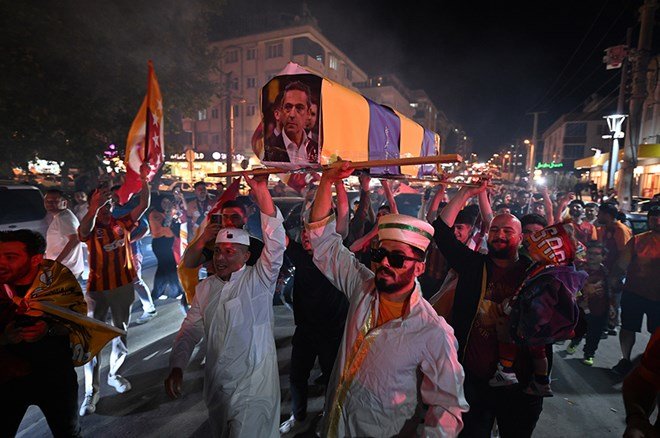 5628c878b73442e48453b2a4e67bf617 Galatasaraylı taraftarların şampiyonluk ve 5. yıldız kutlamalarından unutulmaz fotoğraflar  - 29. Foto