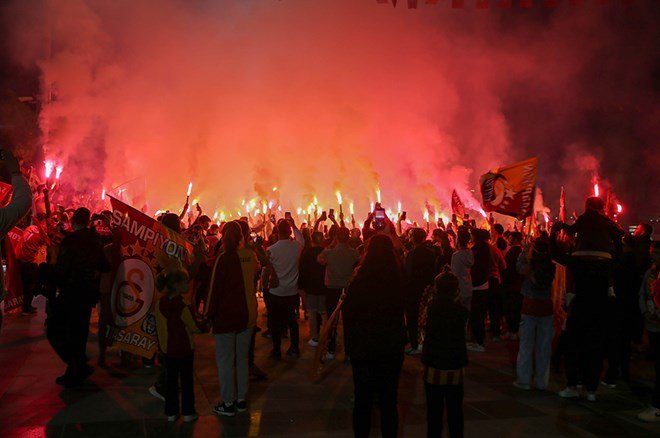 59caaaa3993c491985026cd5a5cf98d2 Galatasaraylı taraftarların şampiyonluk ve 5. yıldız kutlamalarından unutulmaz fotoğraflar  - 23. Foto